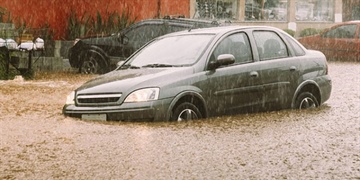 ¿Cómo actuar si te sorprende una inundación al volante?
